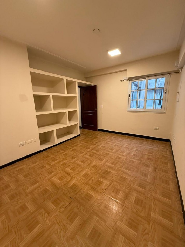 Oficina en alquiler - Santiago 572 (entrepiso)