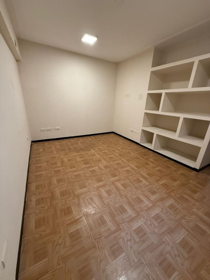 Oficina en alquiler - Santiago 572 (entrepiso)