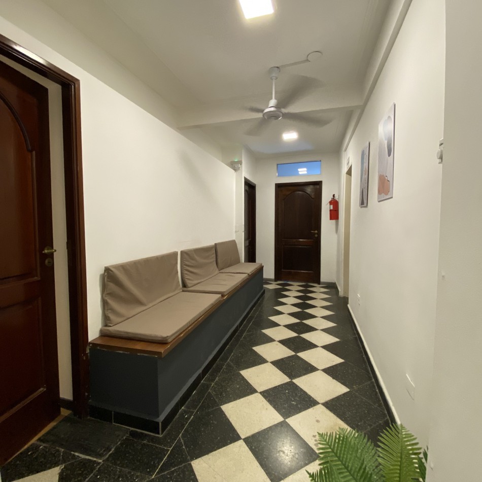 Oficina en alquiler - Santiago 572 (entrepiso)